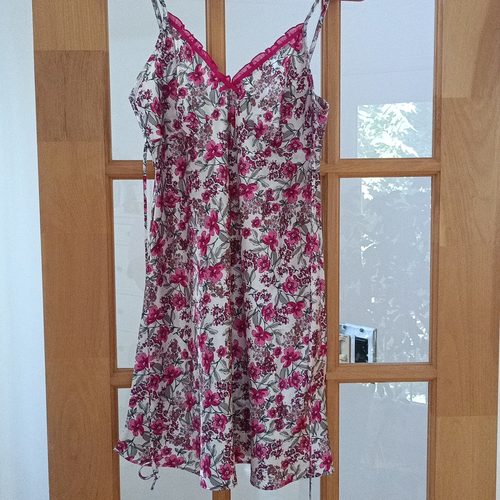 Adonna chemise, adjustable straps, straps to tie in the back
